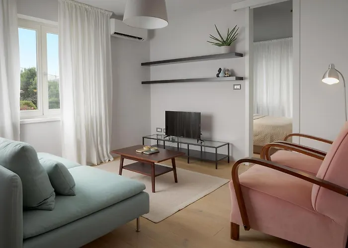 Elegant, Cosy And Quiet, Just 1 Min To Amphiteatre