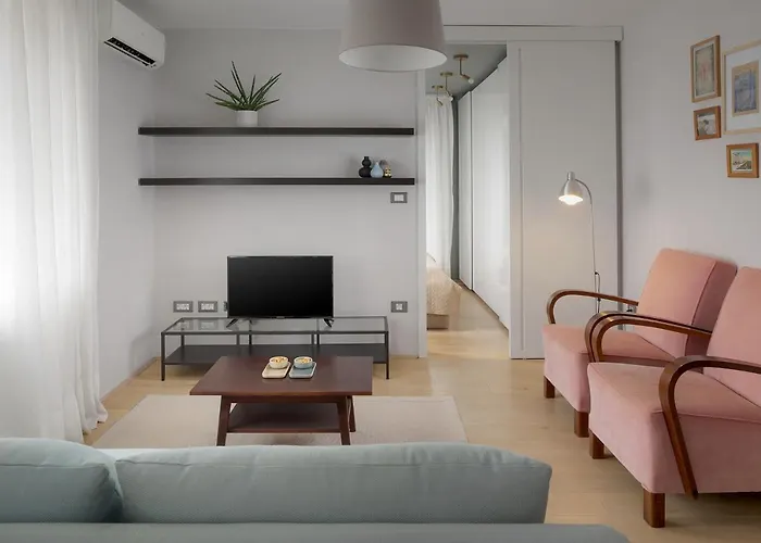 Elegant, Cosy And Quiet, Just 1 Min To Amphiteatre